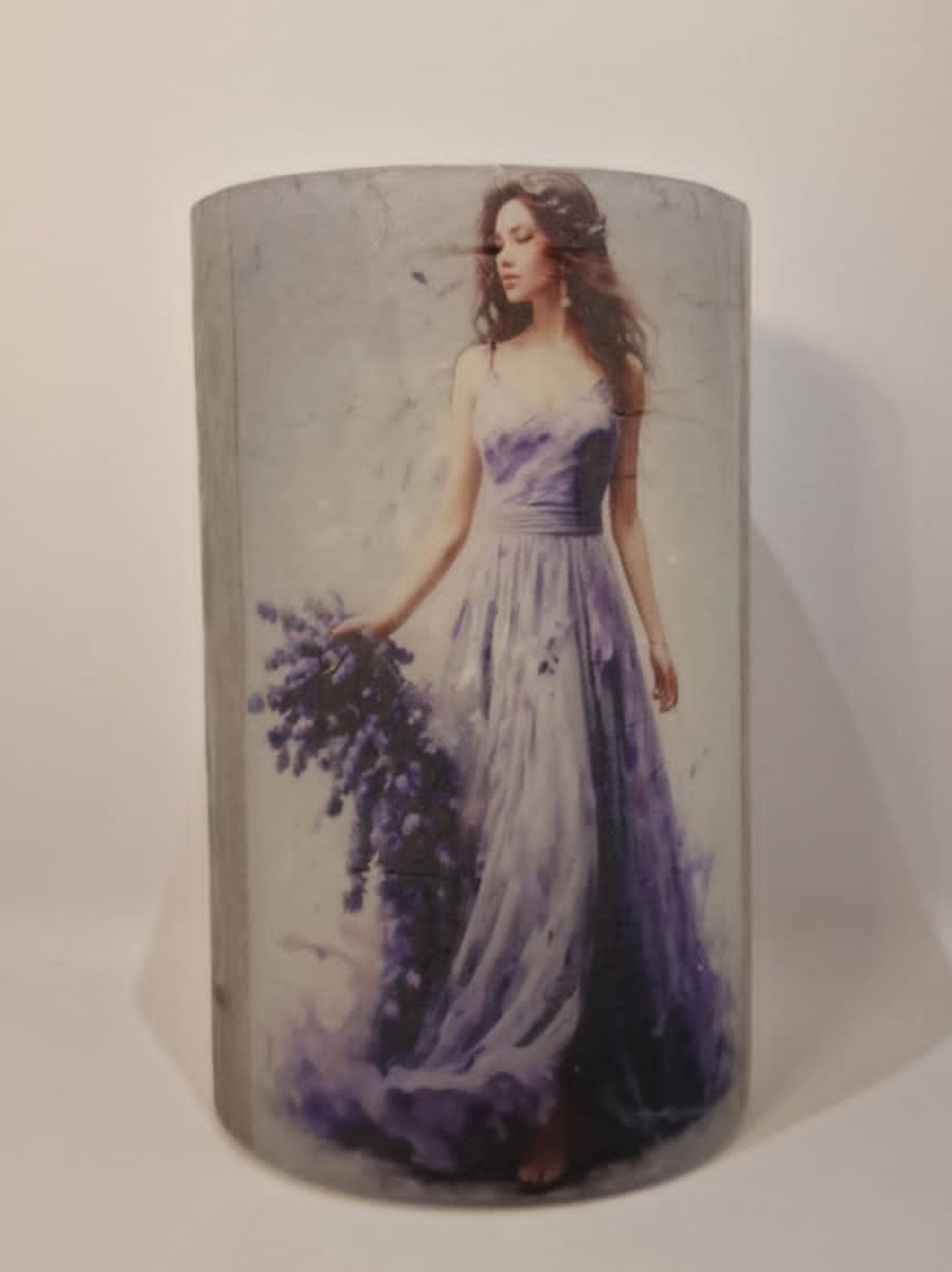 Vrouw in paarse jurk en paarse bloemen