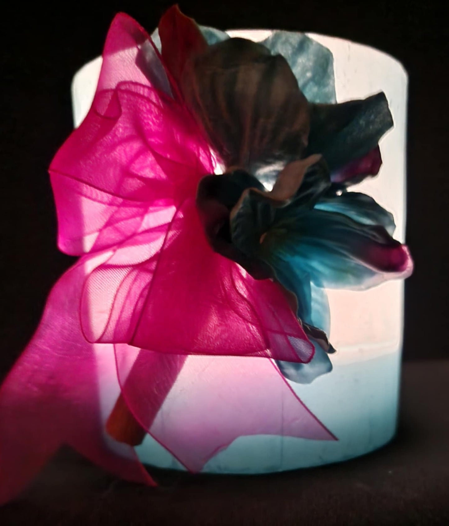 Licht blauw kaarslantaarn met lintje en bloemen
