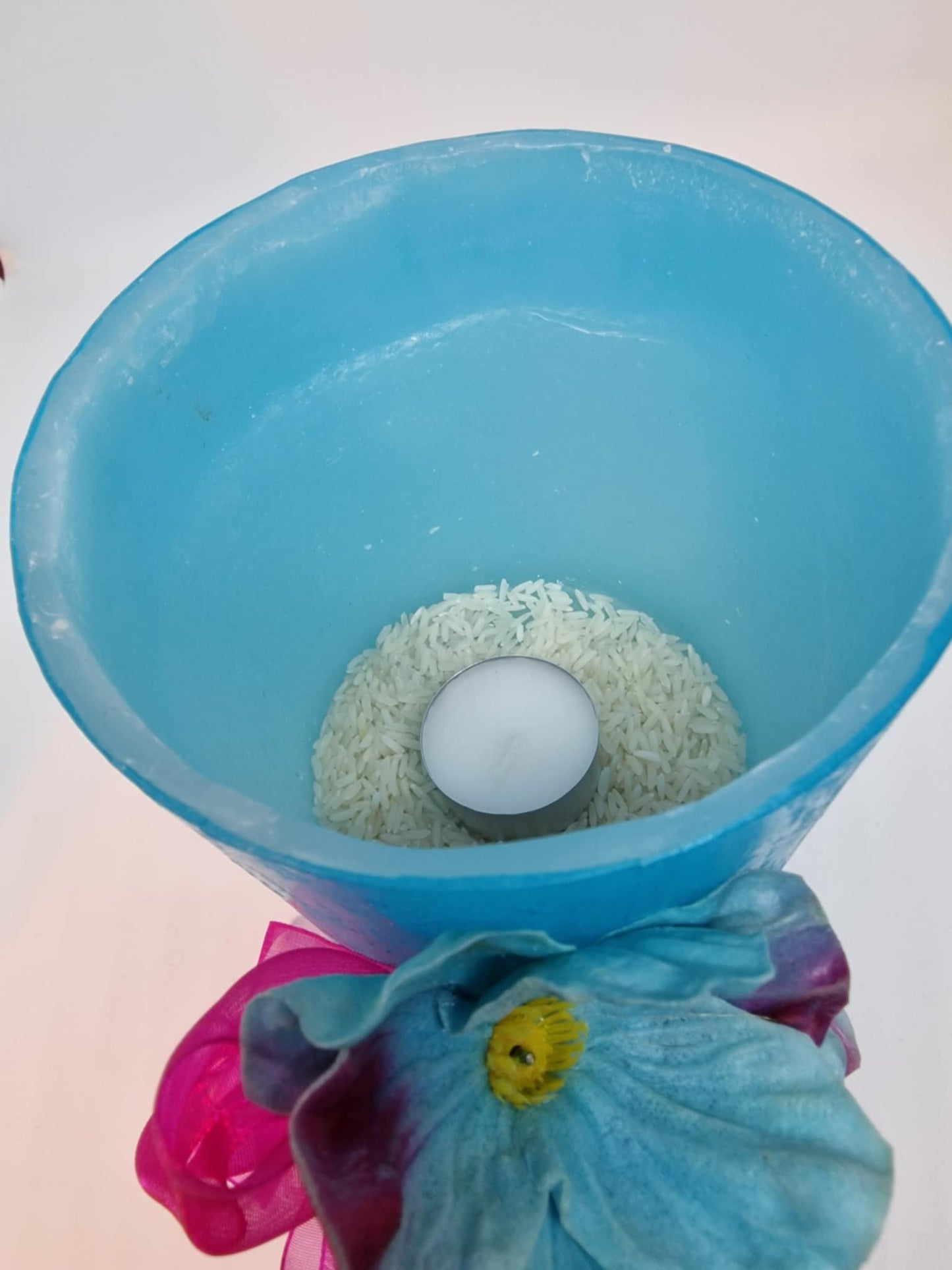 Licht blauw kaarslantaarn met lintje en bloemen