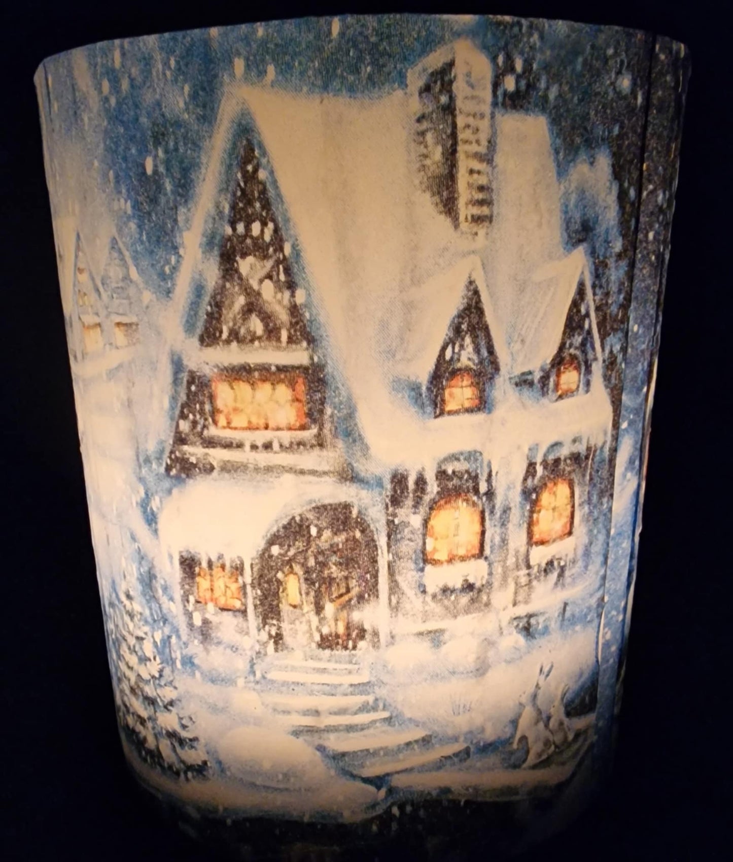 Nacht in een besneeuwd dorp