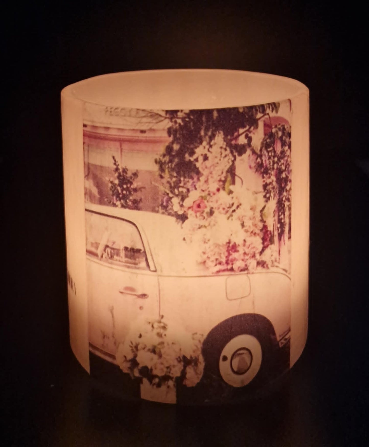Roze auto versierd met bloemen
