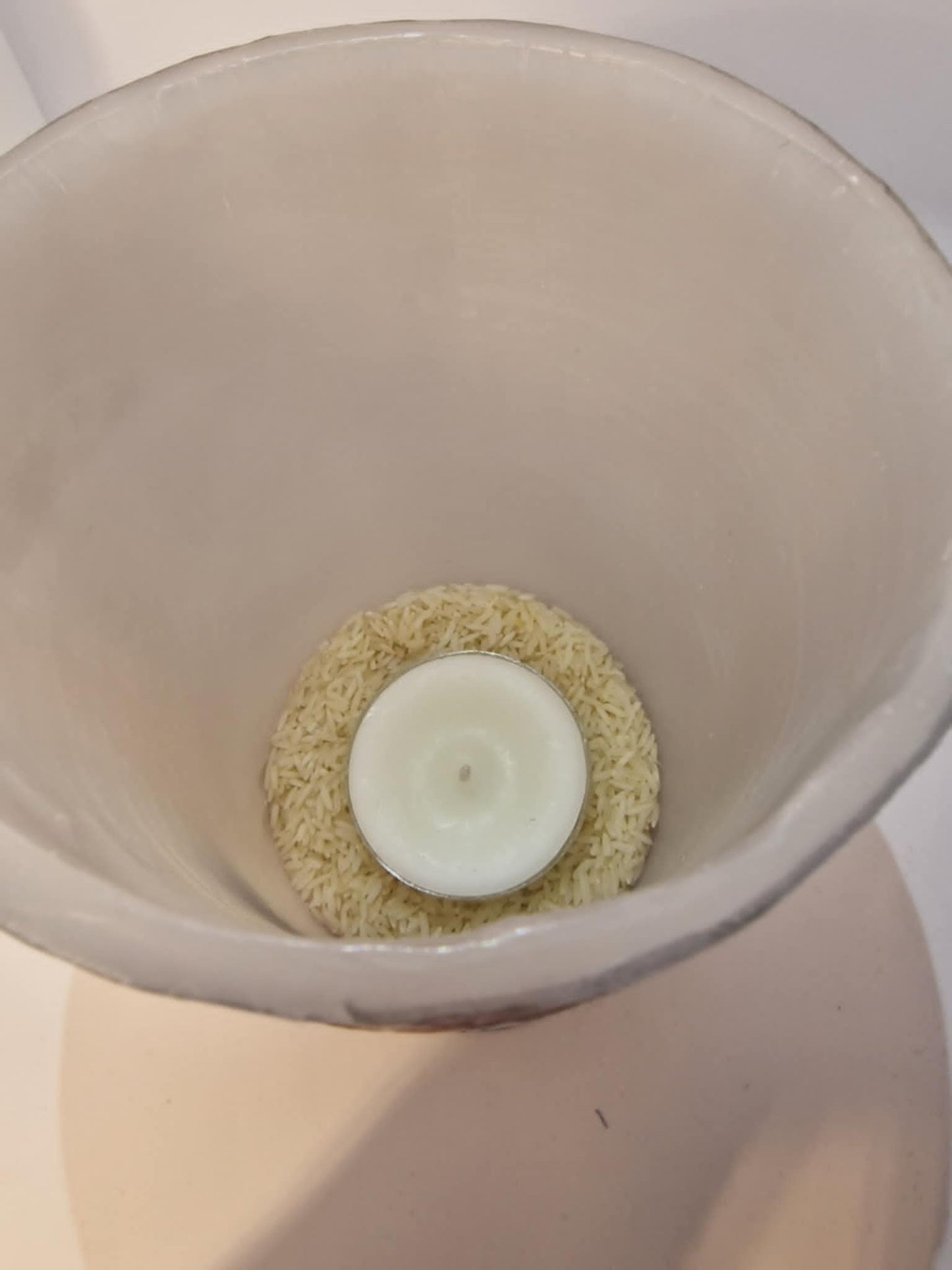 Vrouw in paarse jurk en paarse bloemen