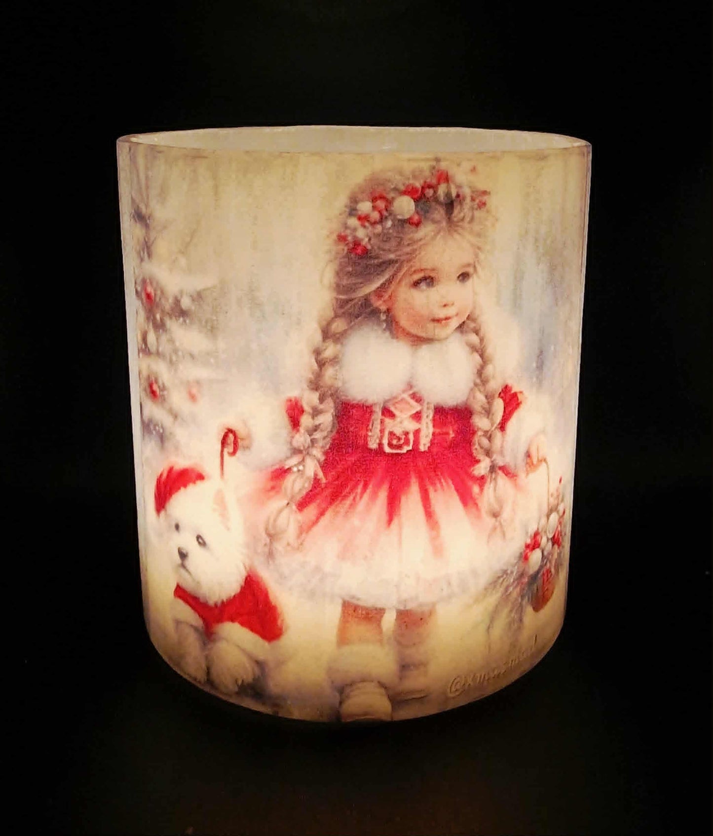 Klein meisje en klein hondje in vrolijke kerstkleding