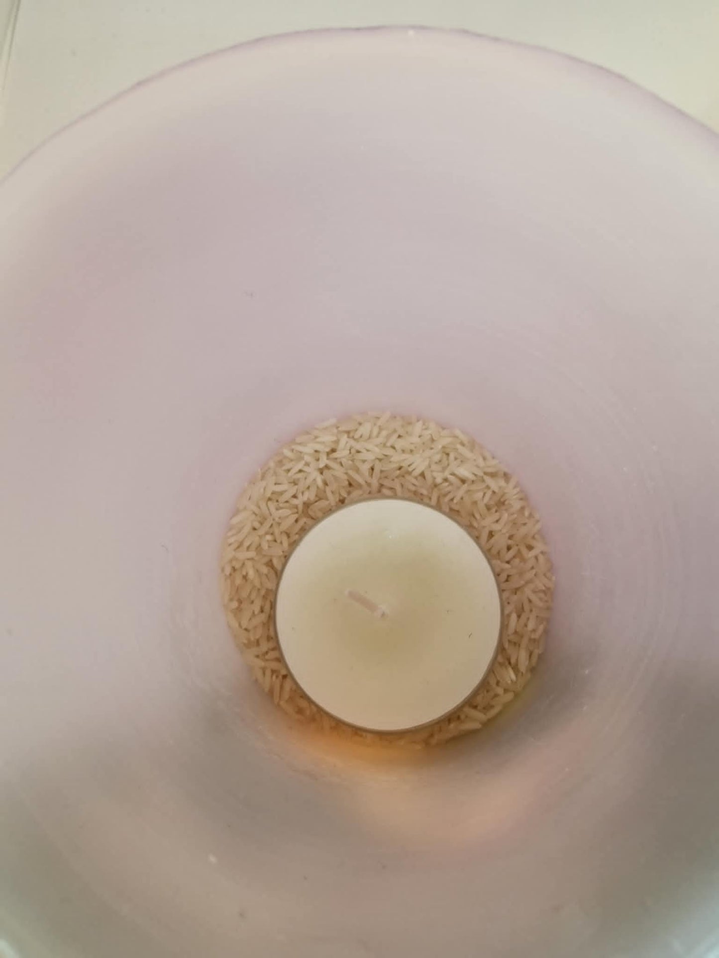 Paasmandje met bloemen en paasei