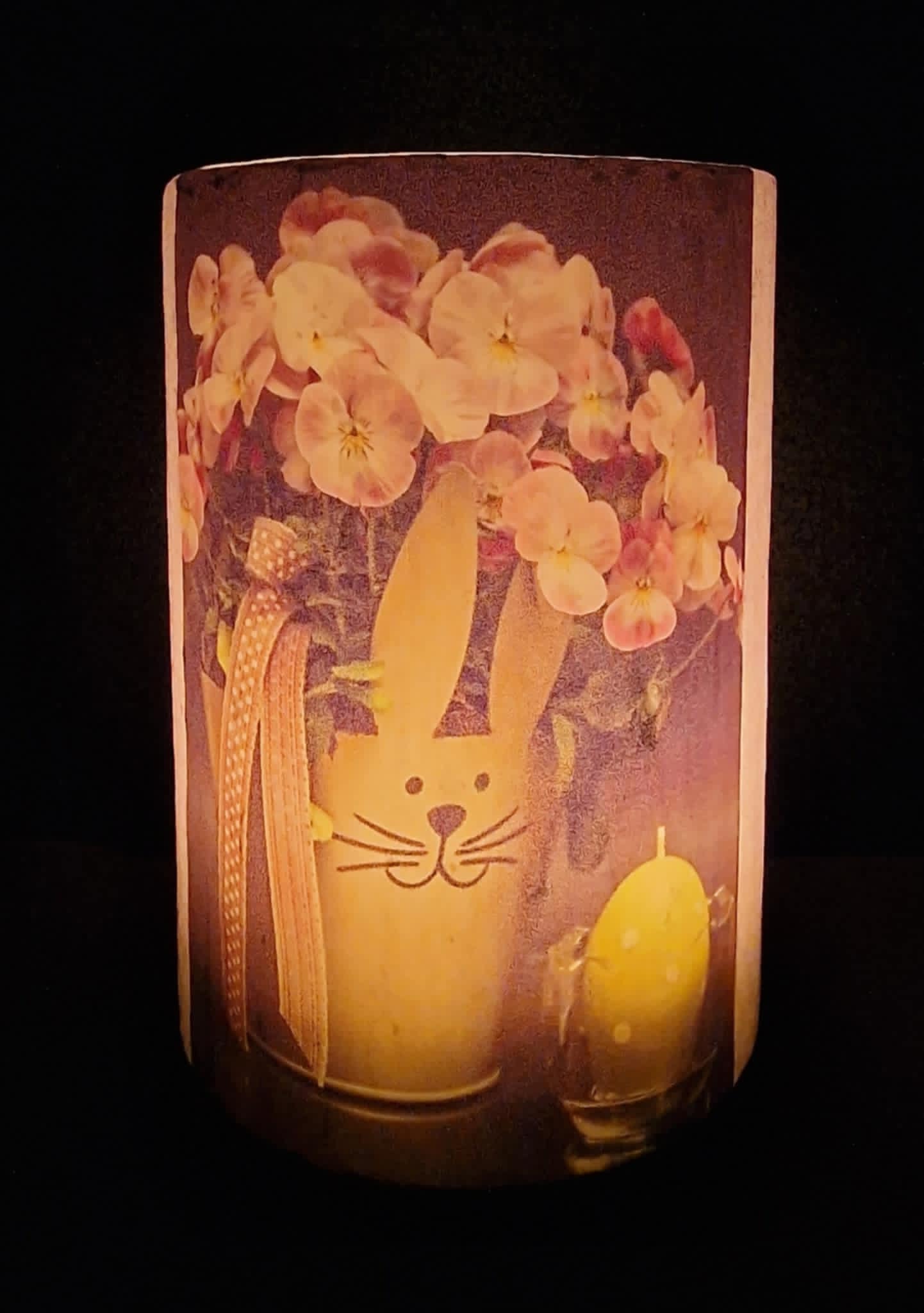 Paasmandje met bloemen en paasei