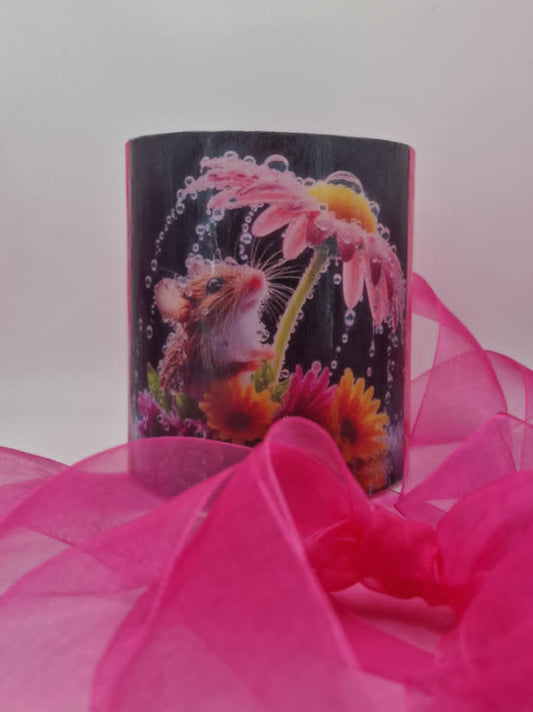 Kleine muis onder bloemen