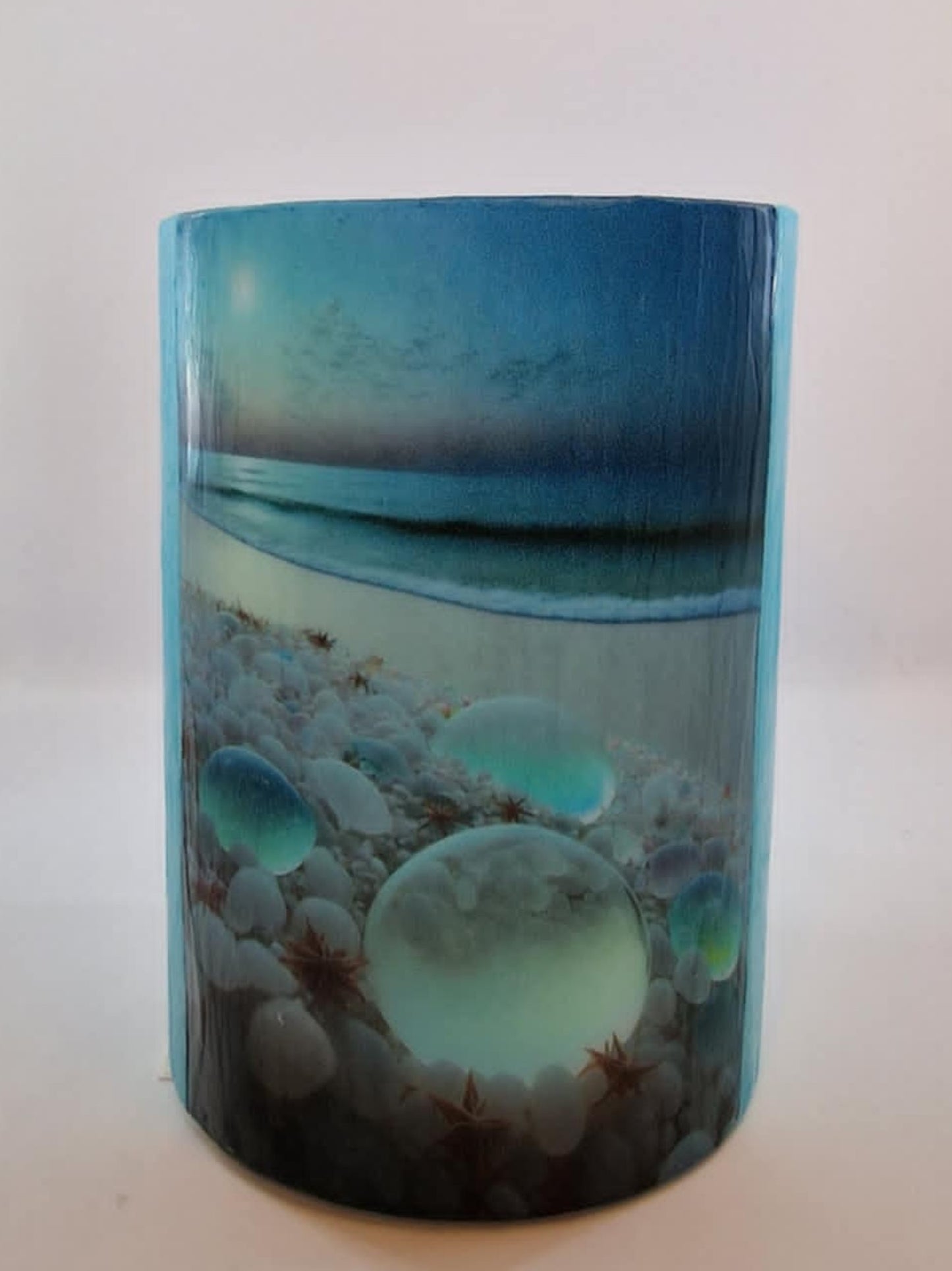 Strand met glazen kiezelstenen