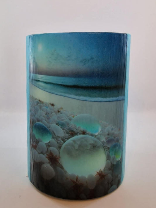 Strand met glazen kiezelstenen