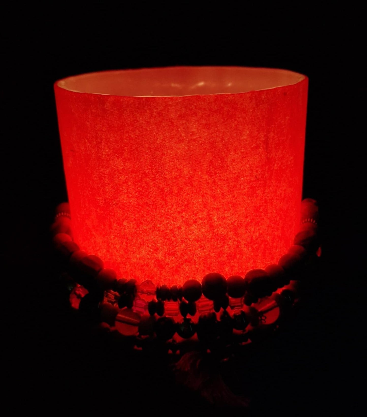 Rood kaarslantaarn met kralen