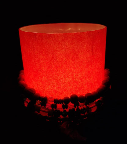 Rood kaarslantaarn met kralen