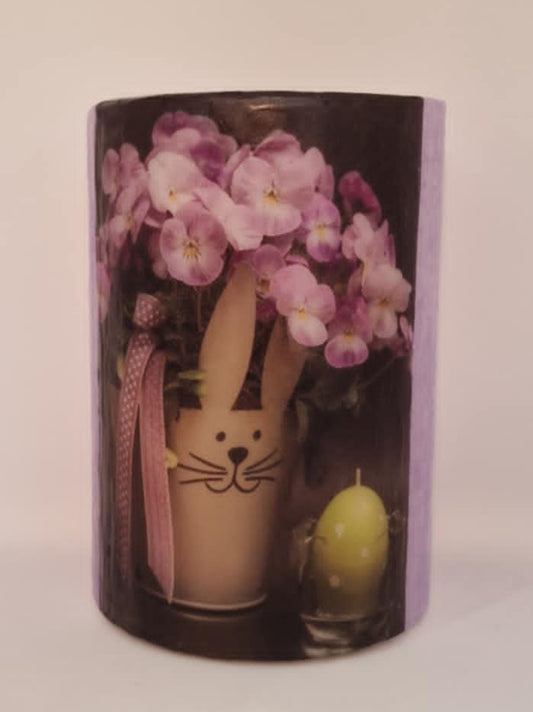 Paasmandje met bloemen en paasei