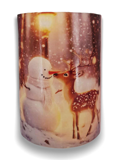 Sneeuwman met een hertje in het bos