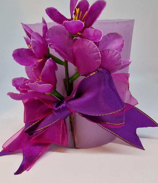Paars kaarlantaarn met bloemen  en lintje