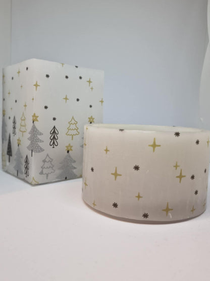Set 2 stukken, wit kaarslantaarn met sterren en dennenbomen