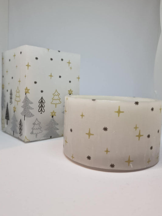 Set 2 stukken, wit kaarslantaarn met sterren en dennenbomen