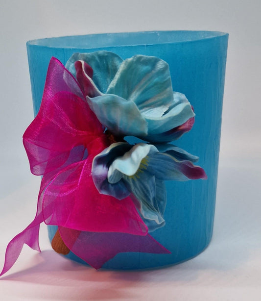 Licht blauw kaarslantaarn met lintje en bloemen