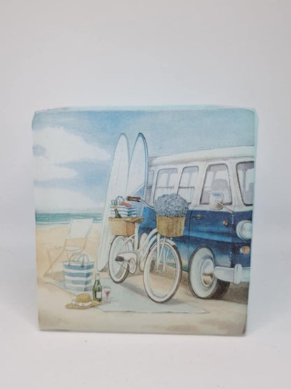 Vrachtwagentje op een strand