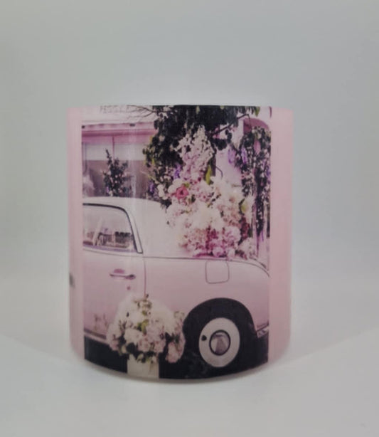 Roze auto versierd met bloemen
