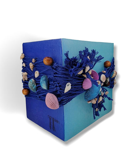 Zeeschelpen en blau vissernet