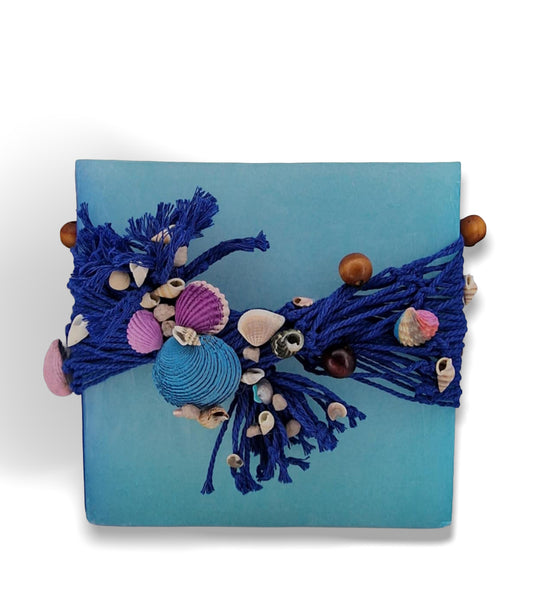 Zeeschelpen en blau vissernet