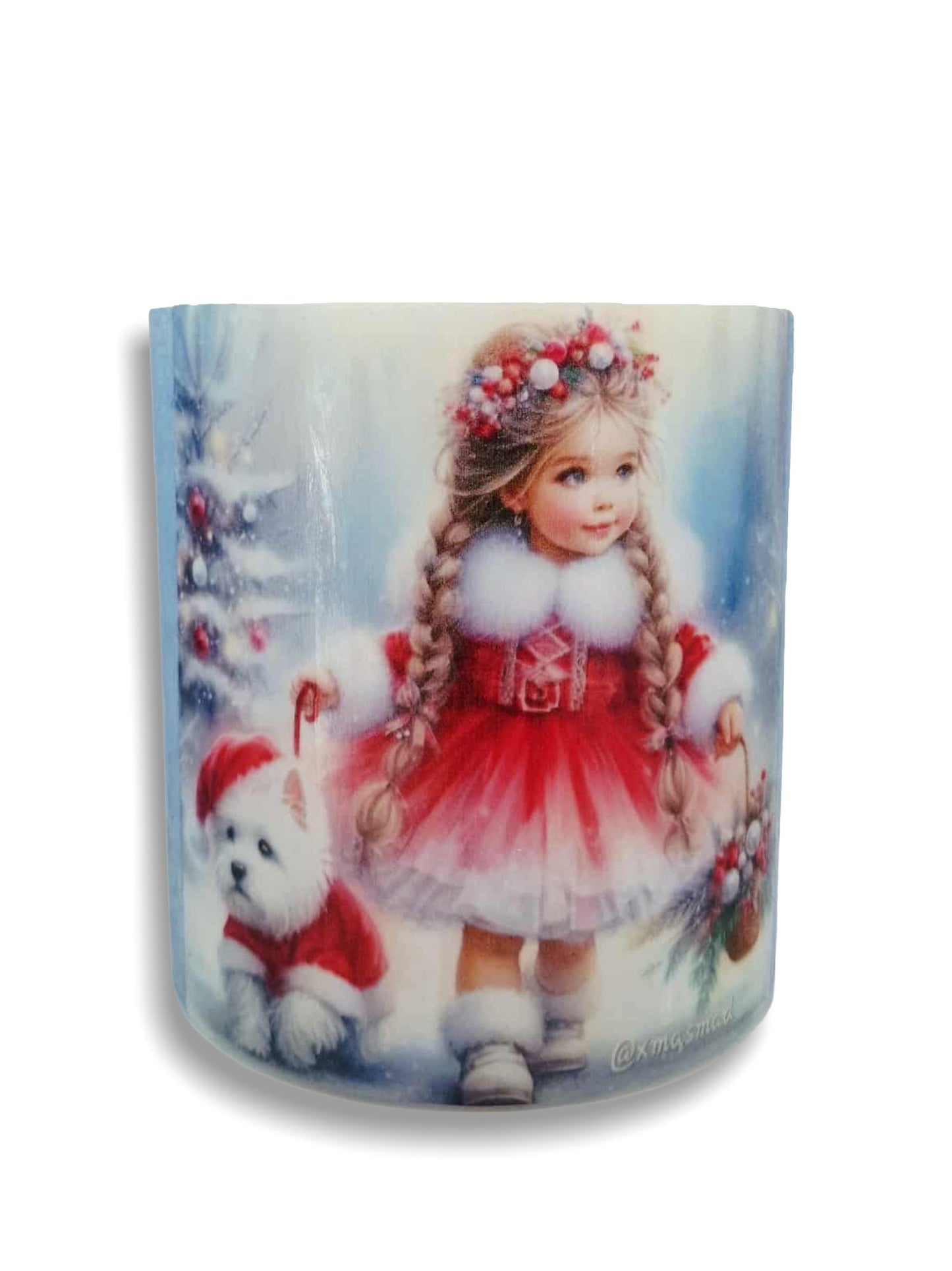 Klein meisje en klein hondje in vrolijke kerstkleding