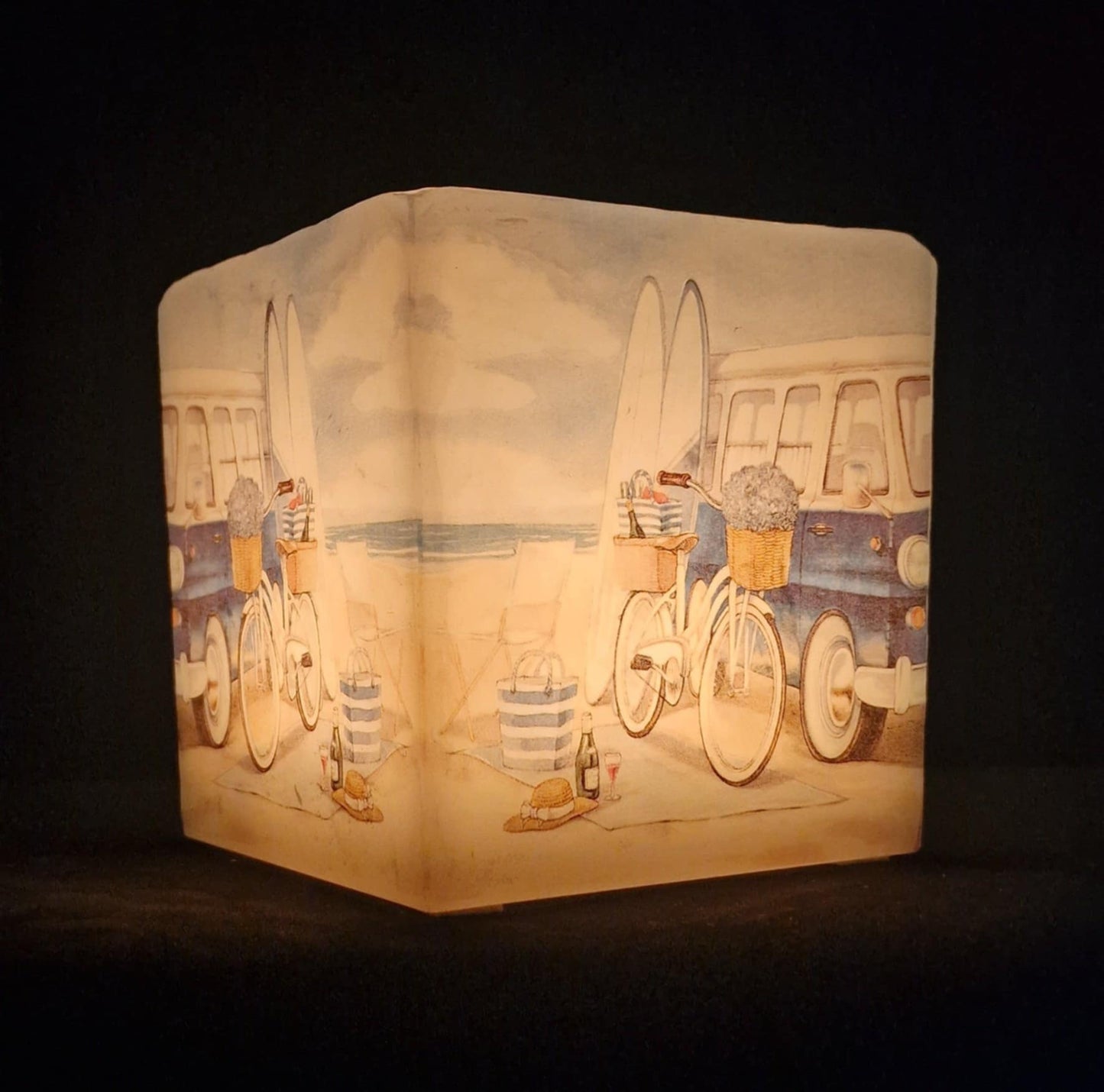 Vrachtwagentje op een strand