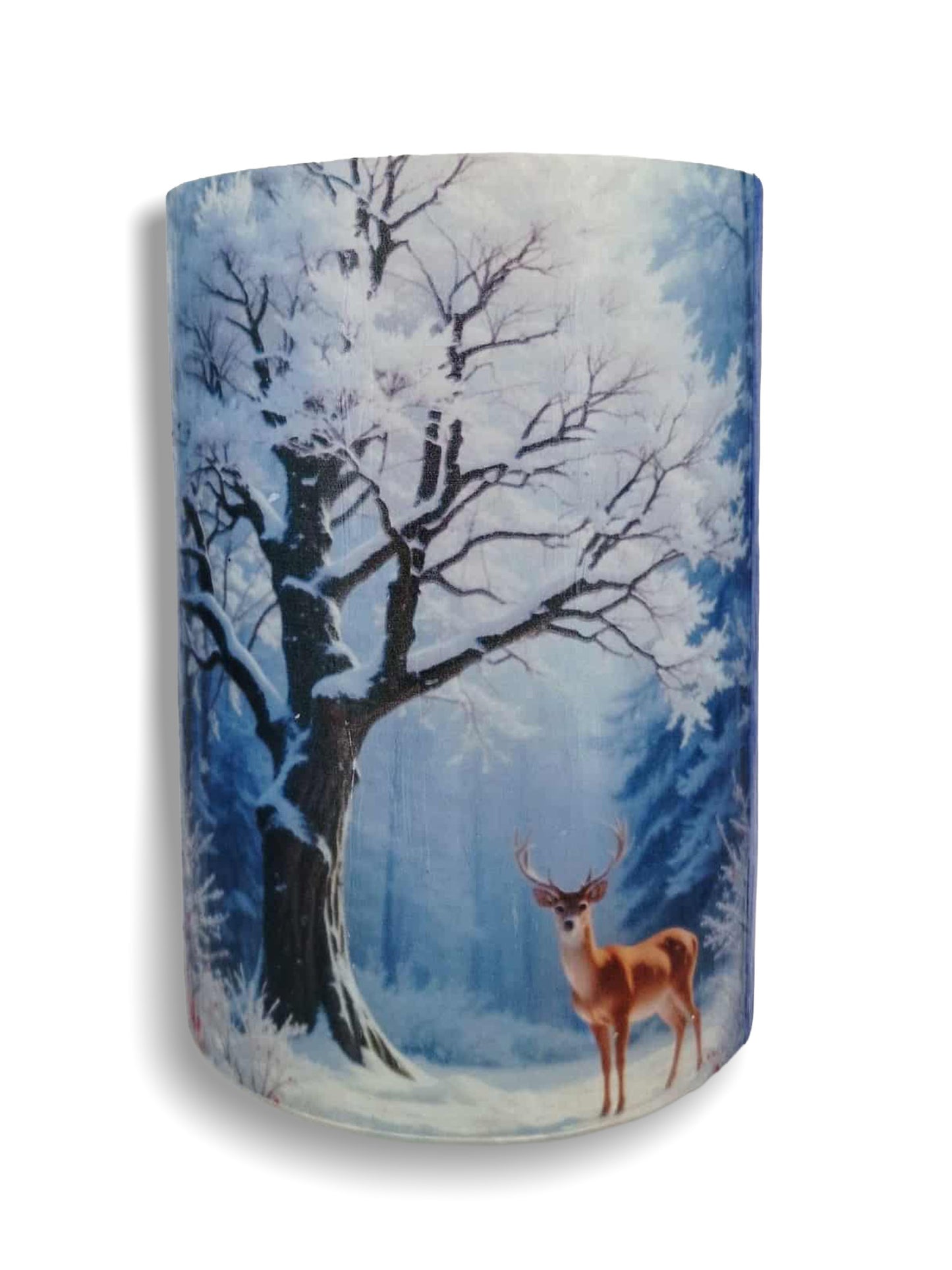 Hert in een besneeuwd bo
