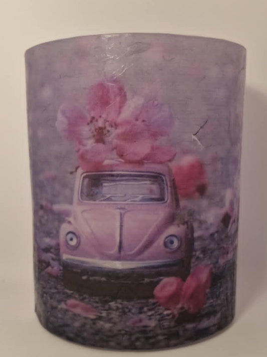 Paarse scarabee met paarse bloemen