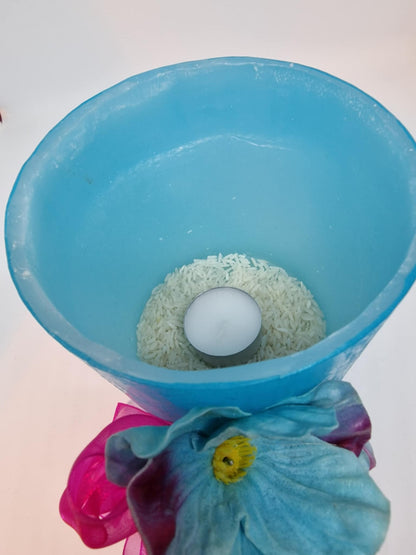 Licht blauw kaarslantaarn met lintje en bloemen