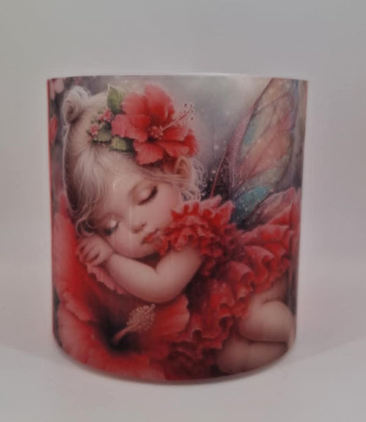 Fee slaapt op een hibiscus
