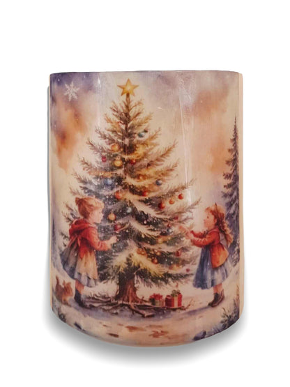Kinderen versieren de kerstboom
