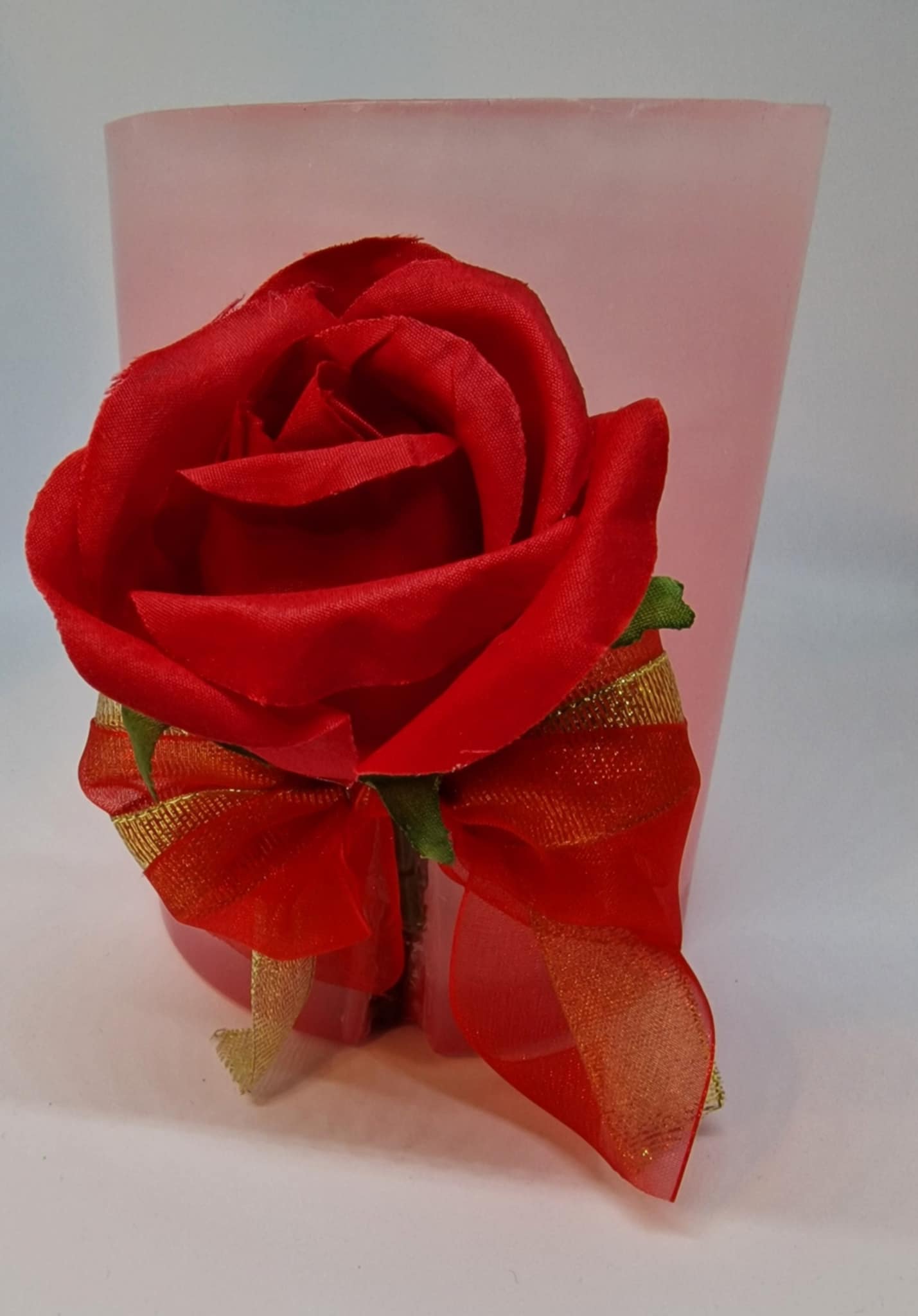 Rood kaarslantaarn met roos