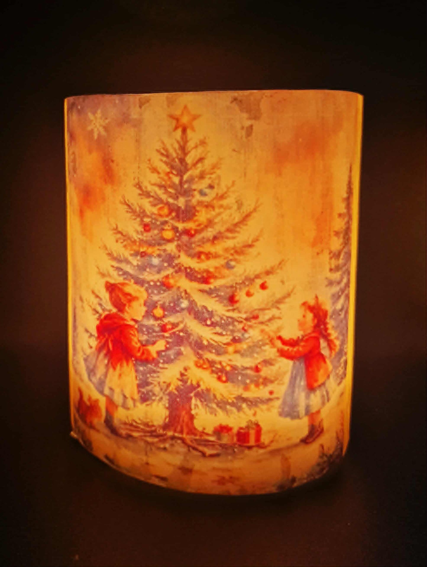 Kinderen versieren de kerstboom