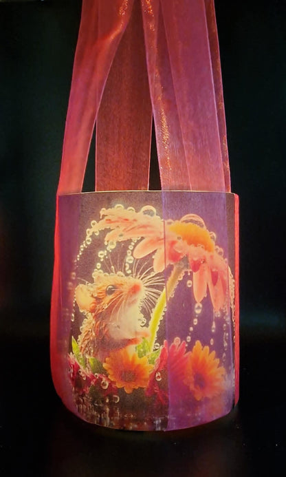 Kleine muis onder bloemen
