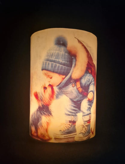 Een jongetje met zijn hondje