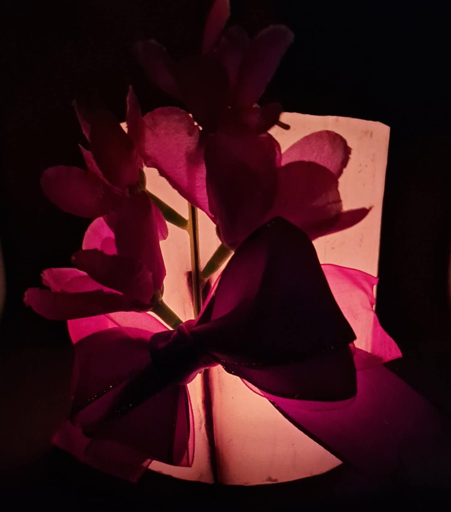 Paars kaarlantaarn met bloemen  en lintje