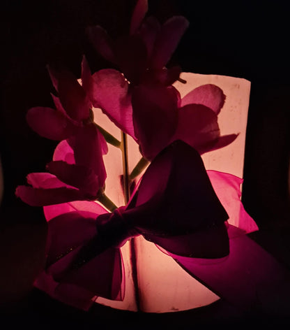 Paars kaarlantaarn met bloemen  en lintje
