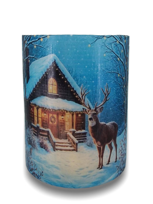 Bij een besneeuwd huis staat een hert